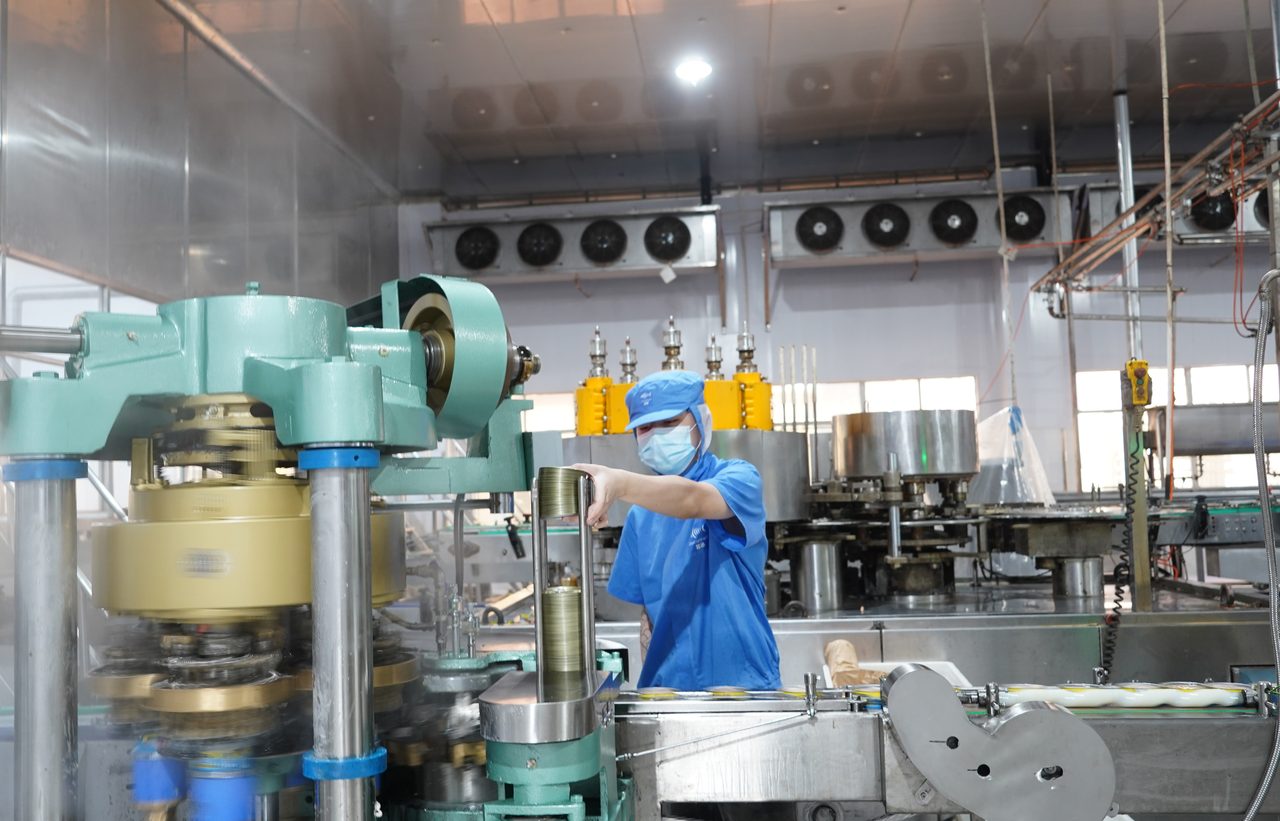 Tuna can seaming machine on Docanned&rsquo;s in-house line